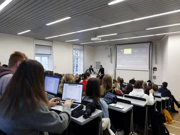 10. Poetik-Dozentur „kinderleicht & lesejung“: Mt Michael Stavarič im Dezember 2023 an der Pädagogischen Hochschule Karlsruhe. Foto: PHKA