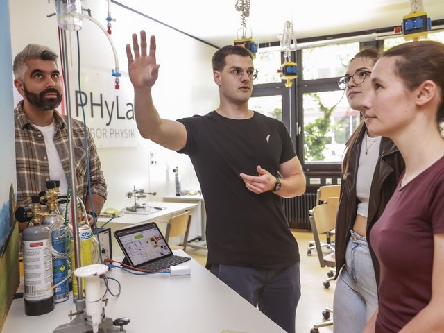 Wie nimmt Kohlendioxid Wärmestrahlung auf? Versuchsaufbau im PHKA-Lehr-Lern-Labor Physik. Foto: Fabry/PHKA