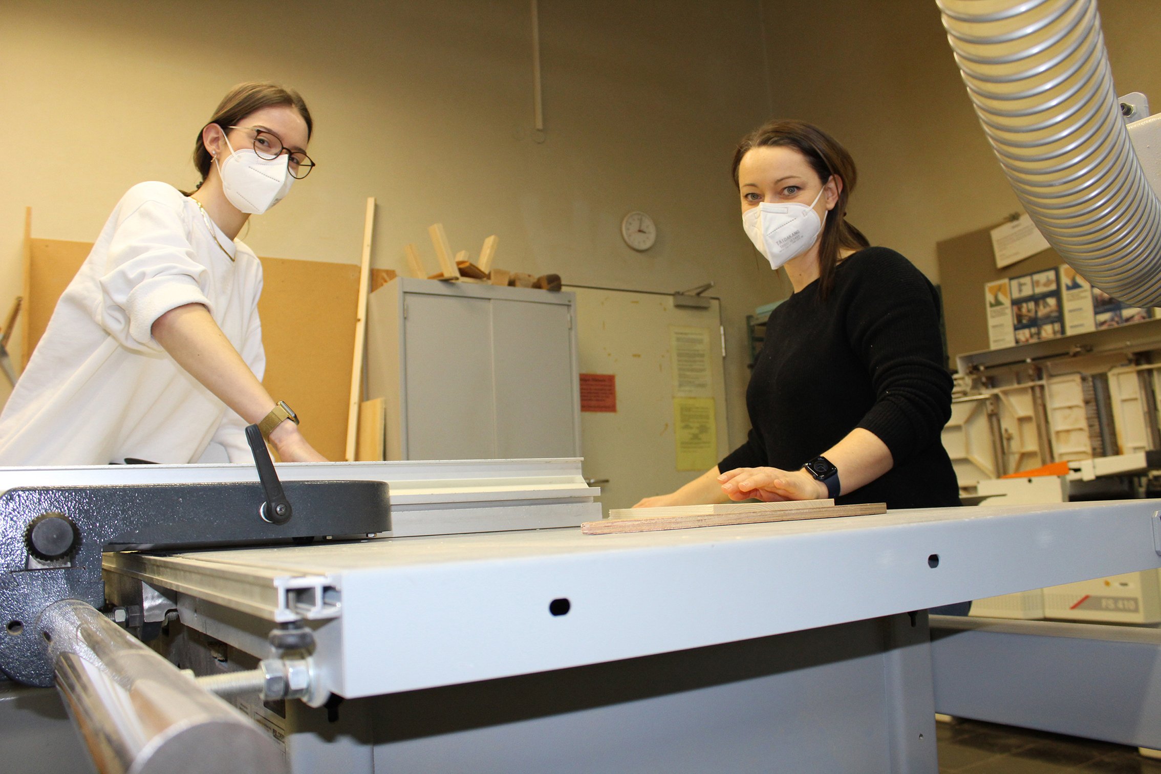 Machen an der PHKA im Fach Technik ihren Maschinenschein: Die Lehramtsstudentinnen Alisa Schuff (l.) und Petra Dörr. Foto: PHKA