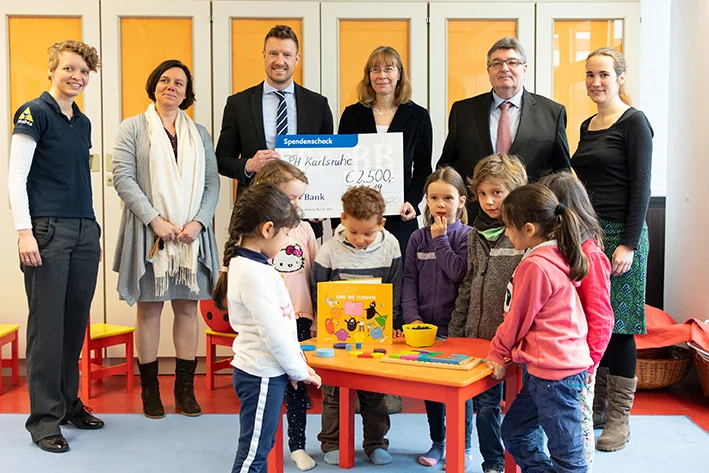 Spendenübergabe in der MiniMa-Werkstatt: BBBank-Regionaldirektor Benjamin Burger (3.v.l.), Prof. Dr. Christiane Benz (4.v.l.), Johanna Zöllner (2.v.l.) und Prof. Dr. Klaus Peter Rippe (2.v.r.). Außerdem Mädchen und Jungen der Kita „Haus  für Kinder“ in Landau. Foto: Tilman Binz / Pädagogische Hochschule Karlsruhe