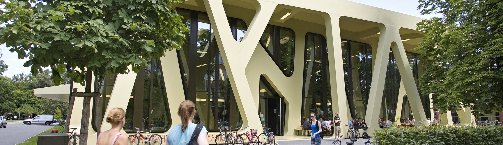 Zwei Studierende auf dem Weg zur Mensa Moltke