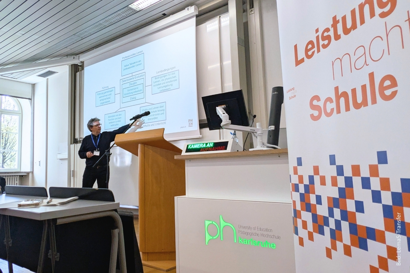 Dr. Niels Anderegg bei der Schulleitungstagung von LemaS-Transfer an der PHKA. Foto: Anna Schuer