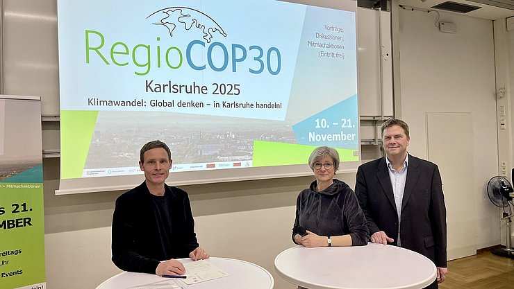 Vor einer Leinwand mit dem RegioCOP30 Logo stehen bei einer Veranstaltung an der PHKA Prof. Dr. Jochen Laub von der Pädagogischen Hochschule Heidelberg sowie Prof. Dr. Birgit Neuer und Prof. Dr. Alexander Weihs von der Pädagogischen Hochschule Karlsruhe  