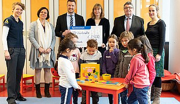 Spendenübergabe in der MiniMa-Werkstatt: BBBank-Regionaldirektor Benjamin Burger (3.v.l.), Prof. Dr. Christiane Benz (4.v.l.), Johanna Zöllner (2.v.l.) und Prof. Dr. Klaus Peter Rippe (2.v.r.). Außerdem Mädchen und Jungen der Kita „Haus für Kinder“ in Landau. Foto: Tilman Binz / Pädagogische Hochschule Karlsruhe