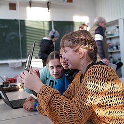 Schülerinnen im Austausch während der Startvorbereitungen.