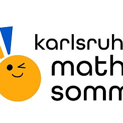 Links ist eine zwinkernde gelbe Sonne mit blauen, roten und gelben Strahlen zusehen, rechts steht in zwei Zeilen "Karlsruher Mathesommer"