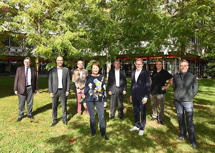 Starkes Team für den Klimaschutz: Am 30. September unterzeichneten Vertreter der Karlsruher Hochschulen auf dem Campus der Pädagogischen Hochschule Karlsruhe einen Klimapakt mit der Stadt Karlsruhe. Vorne im Bild: Bürgermeisterin Bettina Lisbach. Foto: Müller-Gmelin/Stadt Karlsruhe