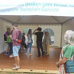 Ein Blick ins Pagodenzelt der Machmit-Aktion der Informatik bei EFFEKTE 2019.