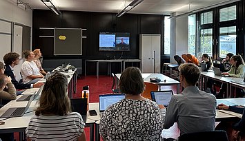 Kick-off AQUA-d: Aus Australien zugeschaltet war der bekannte neuseeländische Erziehungswissenschaftler John Hattie. Foto: PHKA