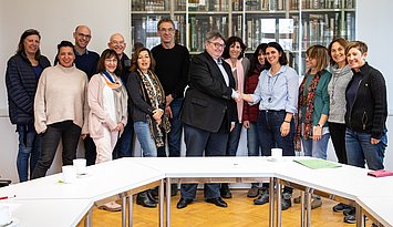 Herzlich willkommen: Rektor Prof. Dr. Klaus Peter Rippe (Mitte) begrüßte Rinat Arviv-Elyashiv (4.v.r.) und die Kolleginnen und Kollegen vom Kibbutzim College of Education, Technology and The Arts in Tel Aviv. Foto: Tilman Binz/Pädagogische Hochschule Karlsruhe