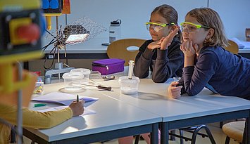 Forschen, entdecken, experimentieren: Schüler:innen im Lehr-Lern-Labor Physik der Pädagogischen Hochschule Karlsruhe. Foto: PHKA/Lea Schmitt