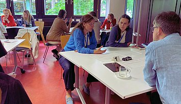 Multiplikatorinnen und Multiplikatoren im Austausch. Foto: LemaS-Transfer