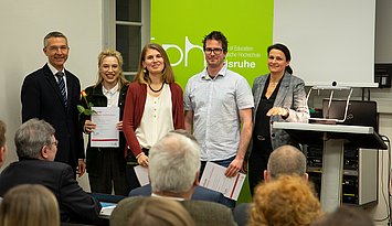 Beste Abschlussarbeiten: Preisübergabe mit Bürgermeister Martin Lenz, Marielouise Mürle-Thür, Julia Werdermann, Björn Ossa und Prorektorin Prof. Dr. Annette Worth, Foto: Pädagogische Hochschule Karlsruhe