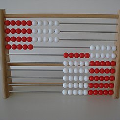 Bild von einem Rechenrahmen mit roten und weißen Perlen, bei dem die Zahl 35 eingestellt ist.