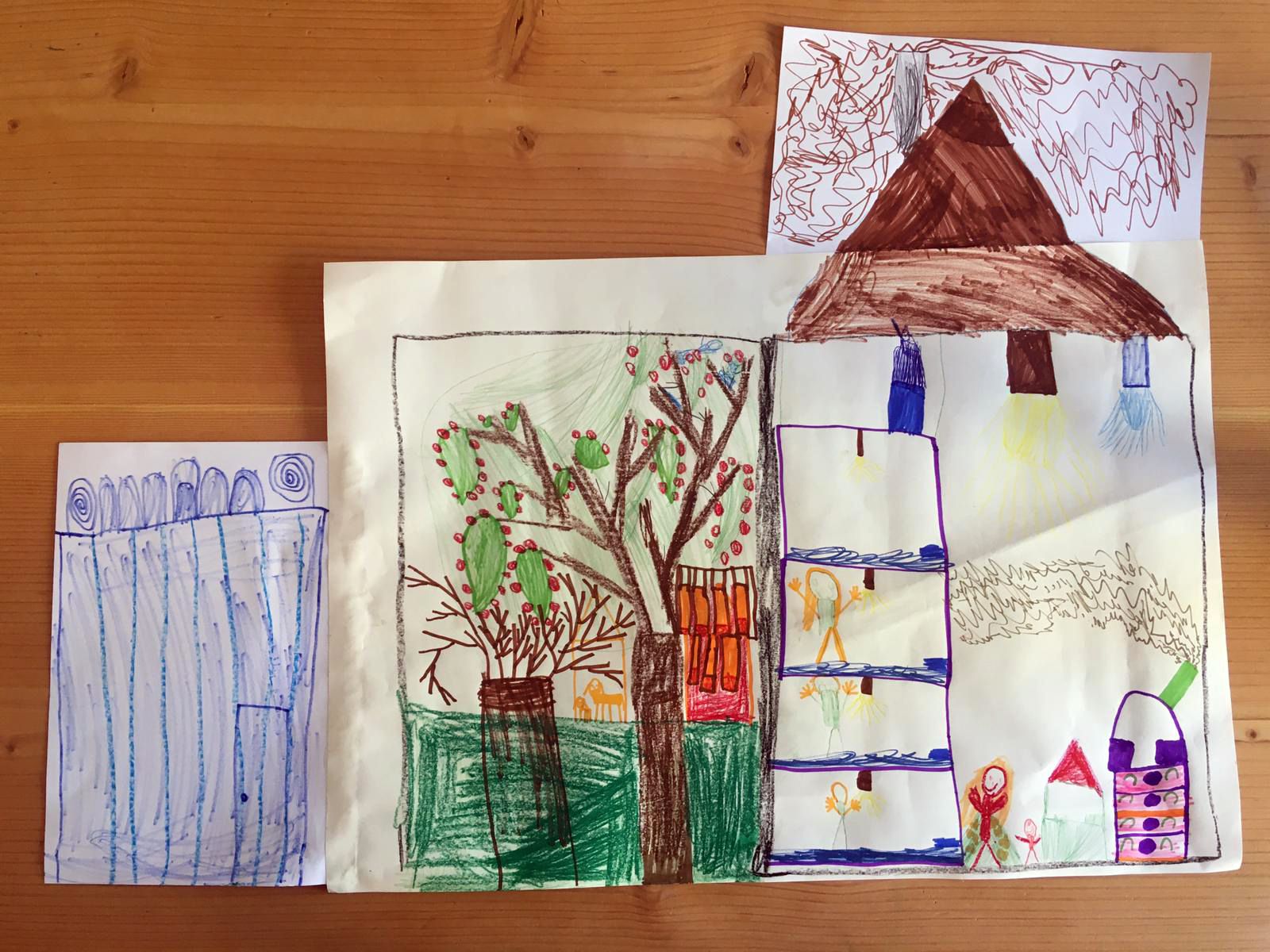 Bild des Tages - 9. April: Rosa hat zunächst ein blühenden Kirschbaum gemalt, den sie beim Spaziergang mit dem Hund gesehen hat. An dieses Bild hat sie links eines vom Hoftor und rechts ein Bild ihres Wohnhauses geklebt, alle schlafen gerade! Ihr Puppenhaus kann Geräusche machen, am Himmel sieht man Vogelgezwitscher. Foto: Tanja Millot