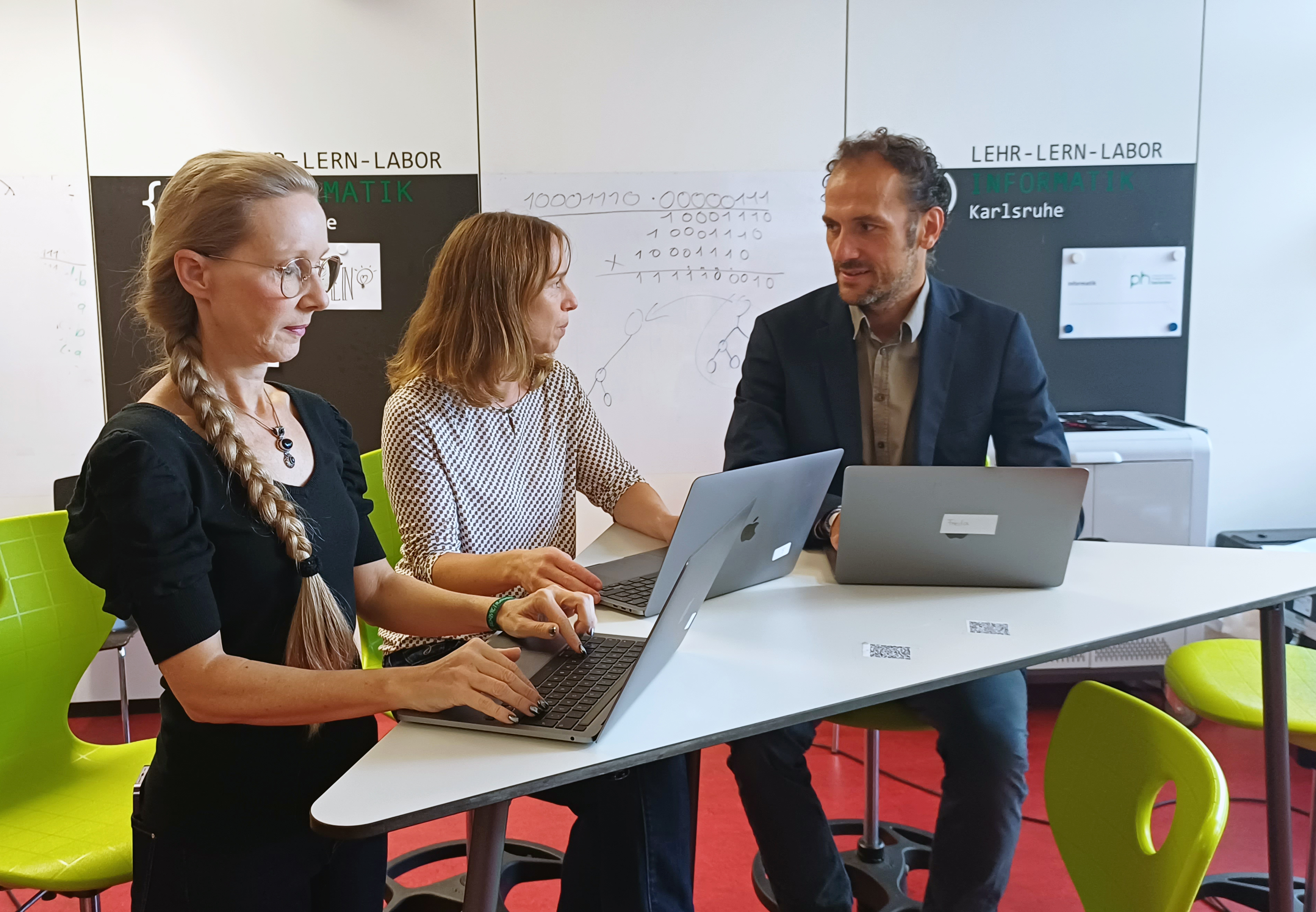 #EntreCoThink: Projektbeteiligte Claudia Wiepcke, Anette Bentz und Bernhard Standl (v.l.) Foto: Pädagogische Hochschule Karlsruhe