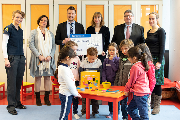 Spendenübergabe in der MiniMa-Werkstatt: BBBank-Regionaldirektor Benjamin Burger (3.v.l.), Prof. Dr. Christiane Benz (4.v.l.), Johanna Zöllner (2.v.l.) und Prof. Dr. Klaus Peter Rippe (2.v.r.). Außerdem Mädchen und Jungen der Kita „Haus für Kinder“ in Landau. Foto: Tilman Binz / Pädagogische Hochschule Karlsruhe